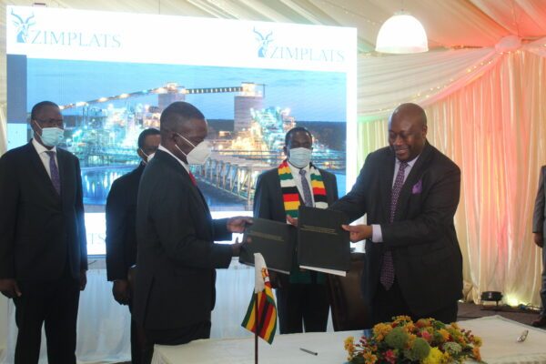 President Mnangagwa looks on as Minister Chitando and ZIMPLATS' Alex Mhembere exchange President Mnangagwa looks on as Minister Chitando and ZIMPLATS' Alex Mhembere exchange